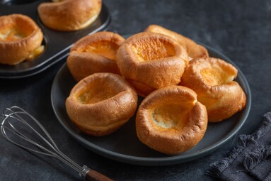 Classic,Yorkshire,Puddings,On,Black,Plate,,Dark,Background