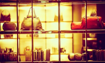 Luxury,Goods,Shopping.,Luxury,Purse,Products,For,Woman.,Store,Front
