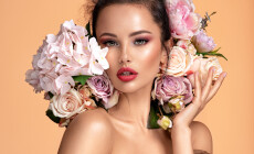 Attractive,Brunette,Girl,With,Big,Beautiful,Bouquet,Of,Flowers.,Beautiful