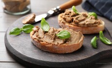 Slices,Of,Bread,With,Delicious,Pate,And,Basil,On,Wooden