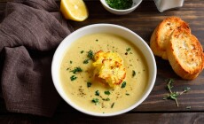 Diet,Cauliflower,Cheese,Soup,In,Bowl,On,Wooden,Table.,Vegetarian
