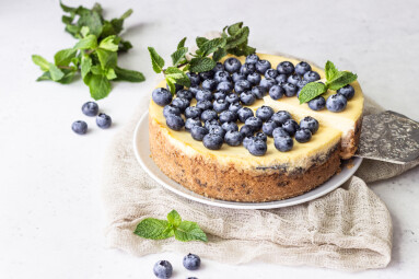 New,York,Style,Cheesecake,,Fresh,Blueberries,And,Mint,On,A