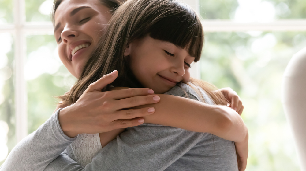 Cute,Little,Girl,Child,Embrace,Happy,Young,Mother,Show,Gratitude