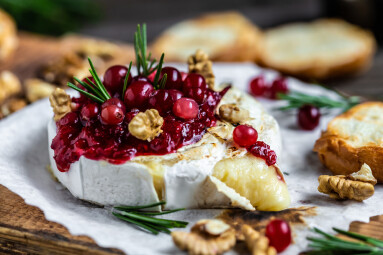 Baked,Camembert,Brie,With,Fresh,Rosemary,And,Cranberry,Sauce.,Gourmet