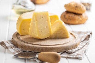 Block,Of,Hard,Cheese.,Sliced,Cheese,On,Cutting,Board.