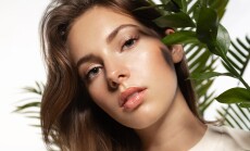 Beautiful,Woman,With,Perfect,Skin,And,Natural,Make-up,Holding,Tropical