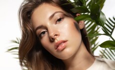 Beautiful,Woman,With,Perfect,Skin,And,Natural,Make-up,Holding,Tropical