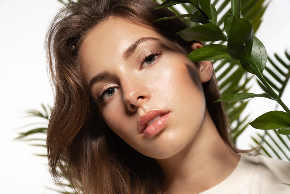 Beautiful,Woman,With,Perfect,Skin,And,Natural,Make-up,Holding,Tropical