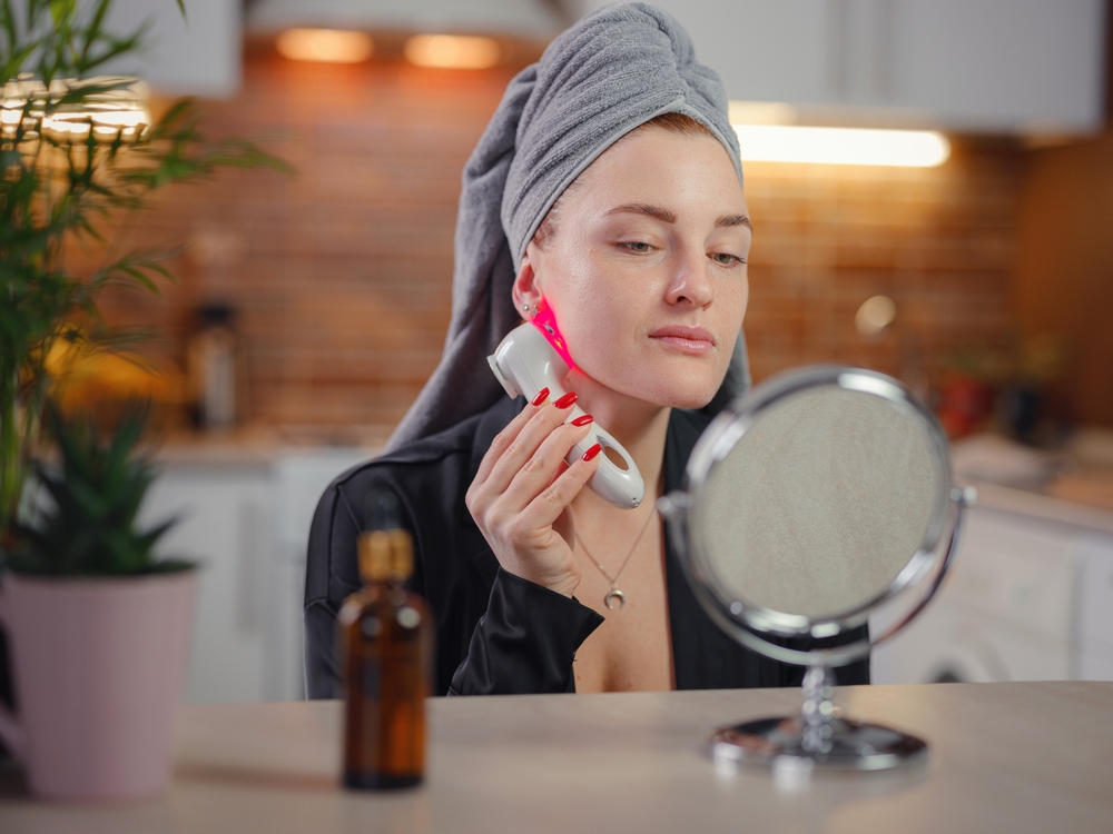 Young,Woman,Use,Ultrasonic,Skin,Scrubber,Exfoliating,Wand.,Skin,Care