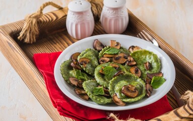 Round,Nettle,Ravioli,Stuffed,With,Mushrooms,And,Curd,Cheese,In