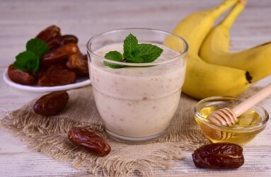 Yogurt,With,Banana,Date,And,Honey.,A,Healthy,Drink.