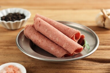 Thin,Sliced,Smoked,Beef,Salami,Sausages,Slices,On,Rustic,Plate