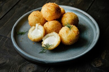 Mozzarella,Balls,On,The,Plate