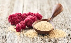 Amaranth,Plant,And,Seeds,On,Wooden,Background