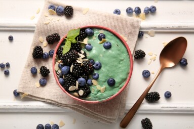 Napkin,,Bowl,With,Tasty,Spirulina,Smoothie,And,Berries,On,White