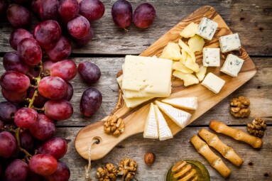 Cheese,Plate:,Emmental,,Camembert,Cheese,,Blue,Cheese,,Bread,Sticks,,Walnuts,