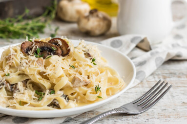 Pasta,Fettuccine,With,Mushrooms,And,Fried,Chicken,Ham,In,Creamy