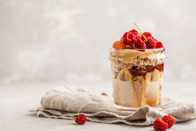 Overnight,Oatmeal,With,Berries,,Peanut,Butter,,Banana,And,Berries.,Clean