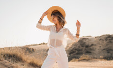 Stylish,Happy,Attractive,Smiling,Woman,Posing,In,Desert,Sand,Dressed