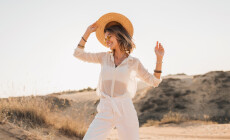Stylish,Happy,Attractive,Smiling,Woman,Posing,In,Desert,Sand,Dressed