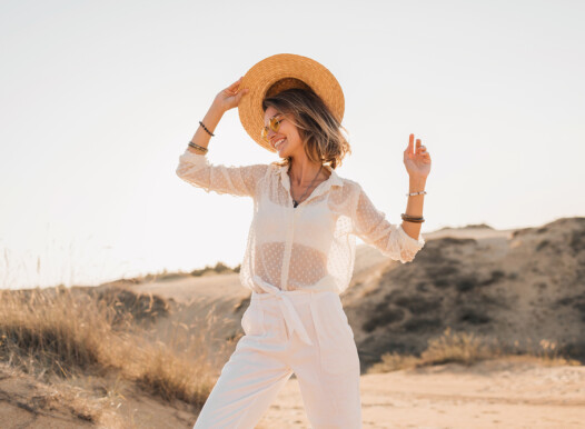Stylish,Happy,Attractive,Smiling,Woman,Posing,In,Desert,Sand,Dressed