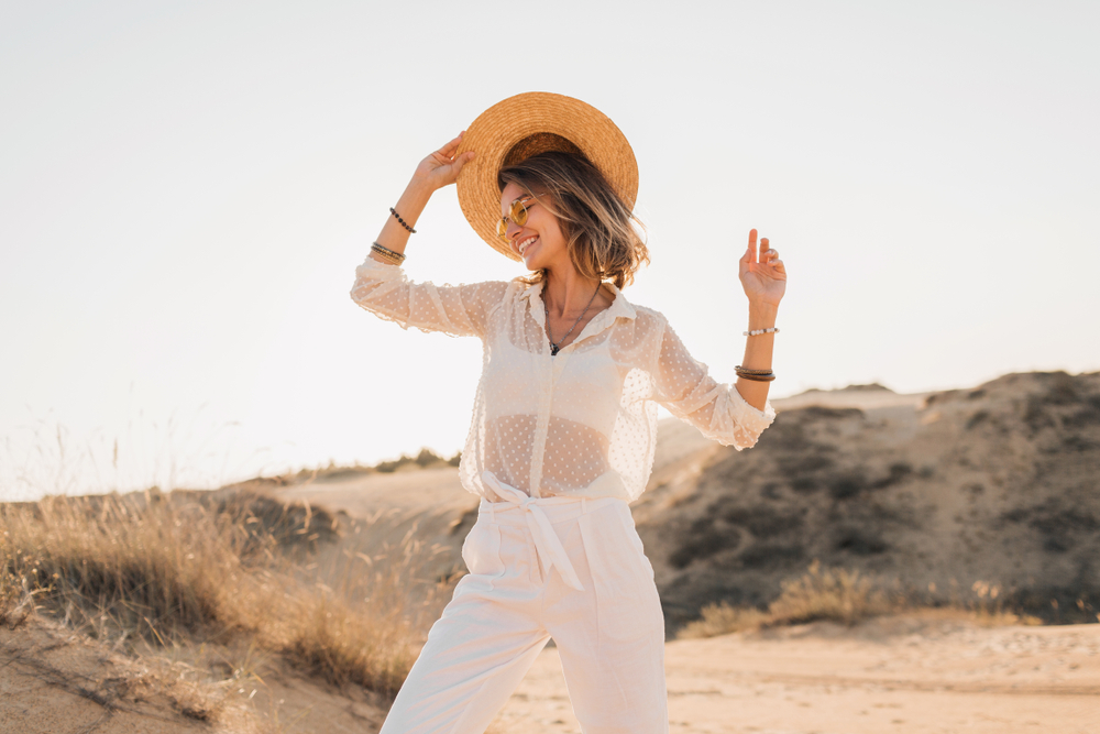 Stylish,Happy,Attractive,Smiling,Woman,Posing,In,Desert,Sand,Dressed