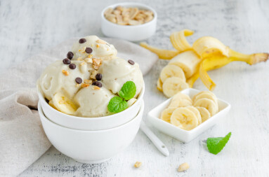 Homemade,Vegan,Banana,Ice,Cream,In,A,Bowl,With,Peanuts