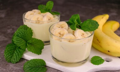 Banana,Mousse,In,Low,Glasses,With,Mint,On,A,White