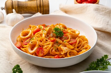 Linguine,Pasta,With,Squid,And,Cherry,Tomato,In,Tomato,Sauce