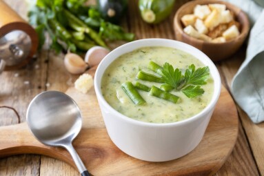 Vegan,Soup,Puree,Of,Green,Vegetables.,Bowl,Of,Green,Bean