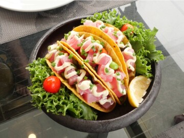 Tuna,Tacos,With,A,Colorful,Salad,In,A,Restaurant.