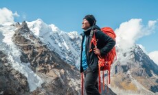 Portrait,Of,Smiling,Sherpa,Man,With,Backpack,Enjoying,Mountain,Views