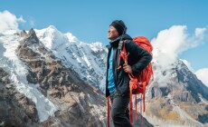 Portrait,Of,Smiling,Sherpa,Man,With,Backpack,Enjoying,Mountain,Views