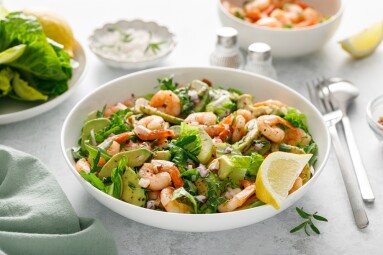 Shrimp,Avocado,Salad,With,Lettuce,And,Arugula.