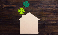Lucky,Home,Symbol,With,Four-leaf,Clover,On,Wooden,Background.,Copy