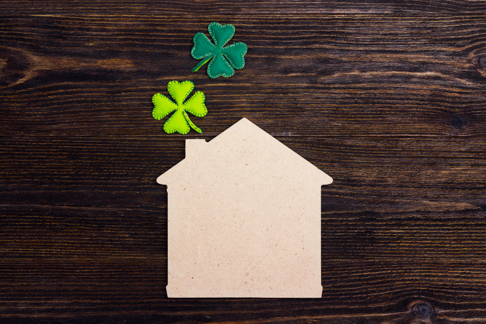 Lucky,Home,Symbol,With,Four-leaf,Clover,On,Wooden,Background.,Copy
