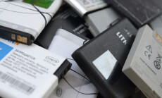 Bunch,Of,Old,Used,Mobile,Phone,Batteries.,Recycling,Electronics,Was