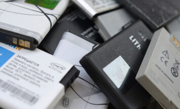 Bunch,Of,Old,Used,Mobile,Phone,Batteries.,Recycling,Electronics,Was