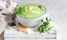 Vegan,Cream,Soup,With,Avocado,And,Spinach,Served,With,Micro