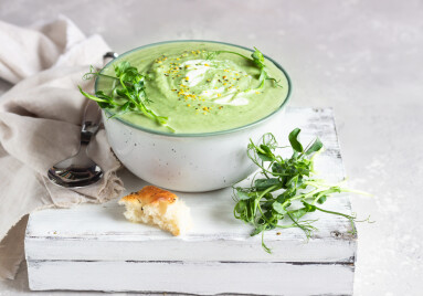 Vegan,Cream,Soup,With,Avocado,And,Spinach,Served,With,Micro