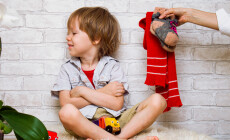 The,Child,Plays,On,The,Floor,With,Bare,Feet.,Women's