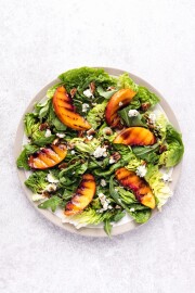 Salad,With,Grilled,Peach,,Pecan,Nuts,,Blue,Cheese,And,Arugula.