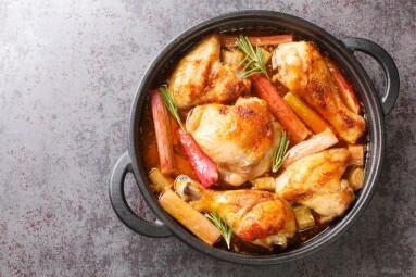 Homemade,Chicken,Stew,With,Rhubarb,,Rosemary,And,White,Wine,Close-up