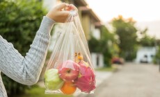 Woman,Hands,Carry,In,A,Plastic,Bag,Fruits,On,The