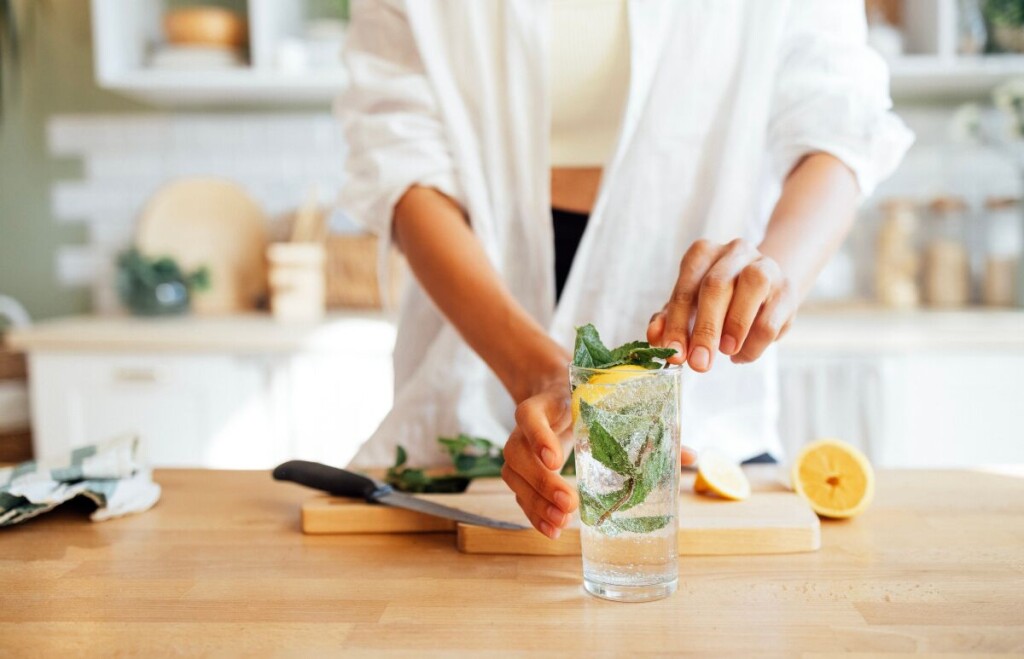 Close-up,Of,A,Female,Hands,And,A,Glass,Of,Lemonade