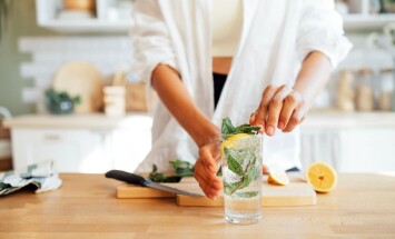 Close-up,Of,A,Female,Hands,And,A,Glass,Of,Lemonade