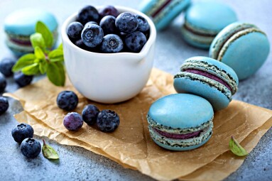 Blueberry,Macarons,With,Fresh,Berries,On,The,Table