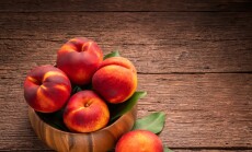 Fresh,Peach,Fruit,In,Wooden,Bowl,On,Wooden,Background,,Yellow