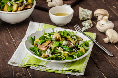 Fresh,Salad,With,Roasted,Potatoes,,Mushrooms,And,Lamb,Lettuce,Salad