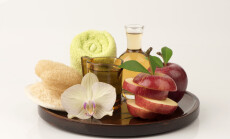 Face,Mask,With,Apple,Cider,Vinegar,And,Mineral,Water,Or